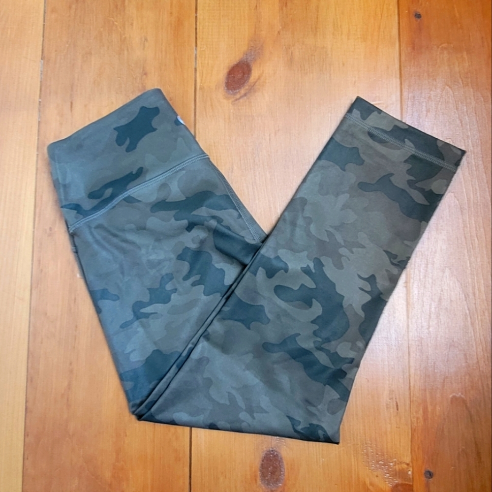 Lululemon camo capri leggings